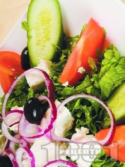 Гръцка салата домати, краставици и маруля със сирене Фета - снимка на рецептата